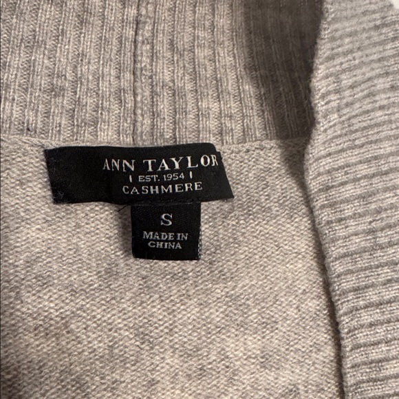 Ann Taylor women’s V-neck dolman sleeve cozy gray cashmere sweater, Size small - Picture 4 of 5